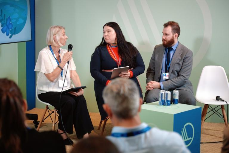 Ingibjörg Svala tók þátt í einum viðburða norrænu ríkjanna á COP28. Hér er hún á viðburðinum ásaamt þeim Susönnu Israelsson, fulltrúa Sámi Council, og Akseli Rouvari, ungmennafulltrúa Sameinuðu þjóðanna á ráðstefnunni frá Finnlandi. MYND/Andreas Omvik