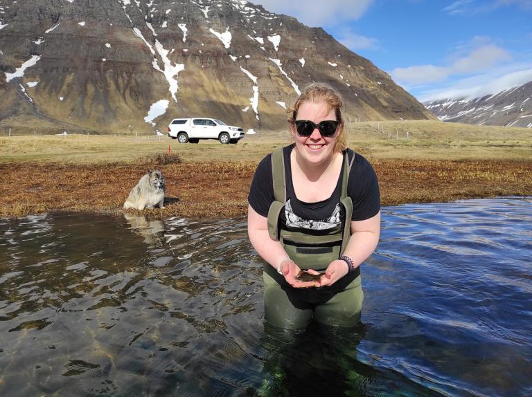 Theresa Henke, doktorsnemi í líffræði að safna sýnum